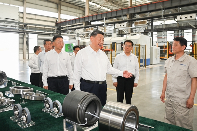 5月19日至20日，中共中央总书记、国家主席、中央军委主席习近平在河南考察。这是19日下午，习近平在洛阳轴承集团股份有限公司智能工厂考察。