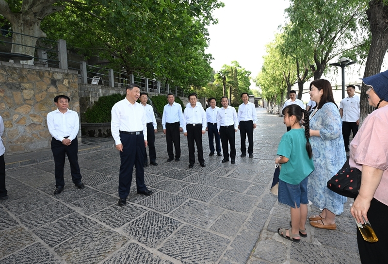 5月19日至20日，中共中央总书记、国家主席、中央军委主席习近平在河南考察。这是19日下午，习近平在洛阳龙门石窟考察时，同游客亲切交流。