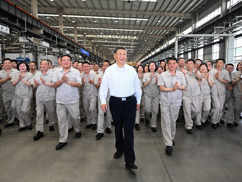 5月19日至20日，中共中央总书记、国家主席、中央军委主席习近平在河南考察。这是19日下午，习近平在洛阳轴承集团股份有限公司智能工厂考察时，同企业职工在一起。