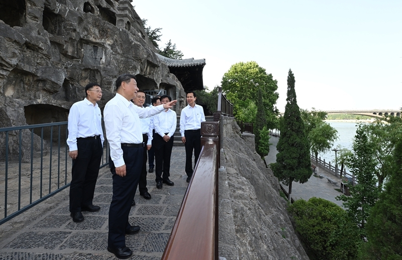 5月19日至20日，中共中央总书记、国家主席、中央军委主席习近平在河南考察。这是19日下午，习近平在洛阳龙门石窟考察。
