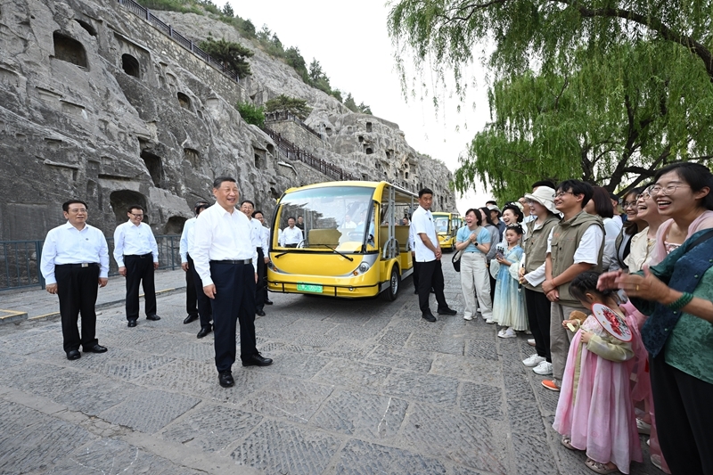 5月19日至20日，中共中央总书记、国家主席、中央军委主席习近平在河南考察。这是19日下午，习近平在洛阳龙门石窟考察时，同游客亲切交流。