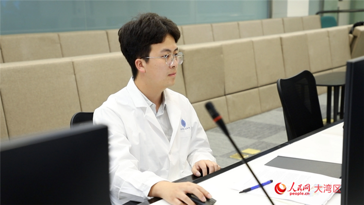 澳科卫星科学与应用数据中心技术员李森正在工作。