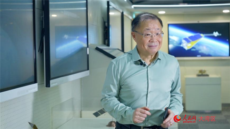 澳门科技大学协理副校长、“澳科一号”卫星首席科学家张可可介绍科研工作。