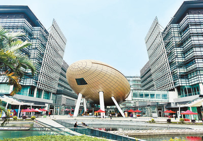 在香港新界吐露港沿岸，一颗巨大的“金蛋”是香港科学园的地标性建筑。