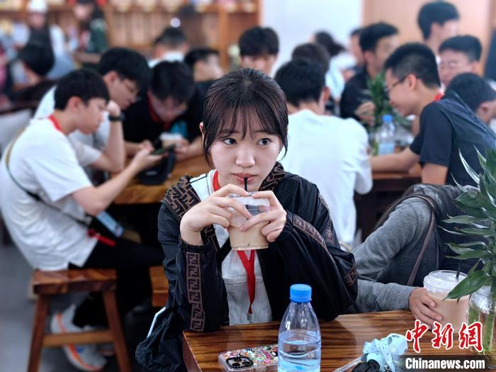 澳门学子在羊楼洞古镇品尝青砖茶新式茶饮。