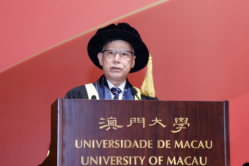 图为岑浩辉在澳门大学2025年毕业典礼上致辞。
