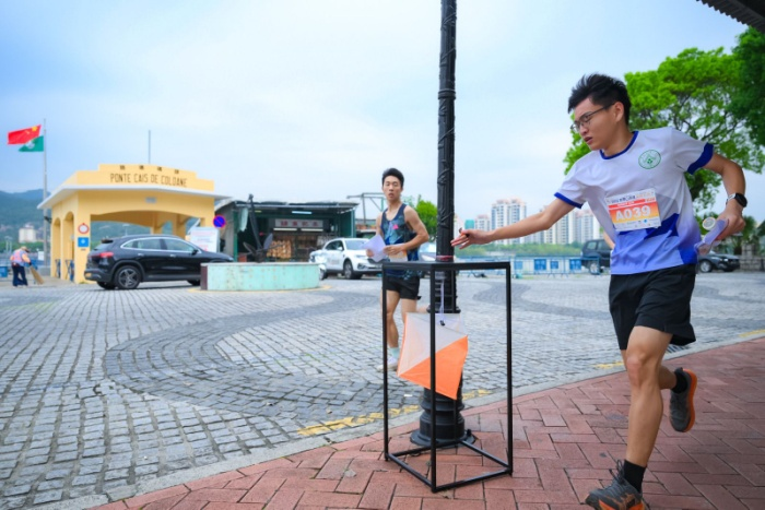 图为选手们在独具特色的路环赛道上。