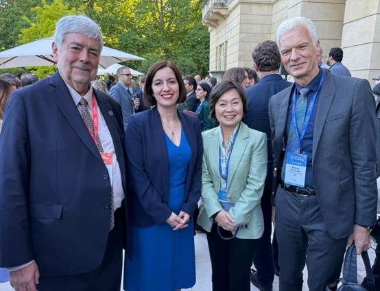 蔡若莲（右二）出席伦敦出席2025世界教育论坛，并与英国教育大臣布丽奇特·菲利普森等教育界代表会面。