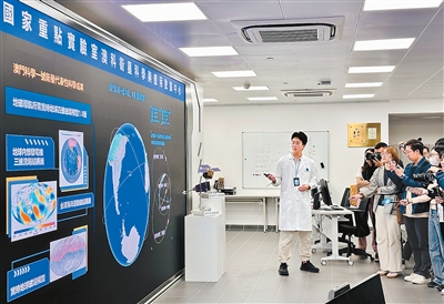图为澳科卫星科学与应用数据中心技术员向采访团介绍项目进展。