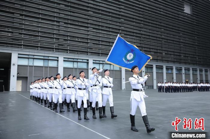 5月25日，香港特区政府入境事务处在屯门入境事务学院举行2025年度入境事务处青少年领袖团大会操暨队员晋升典礼。图为领袖团仪仗队以全新制服登场。