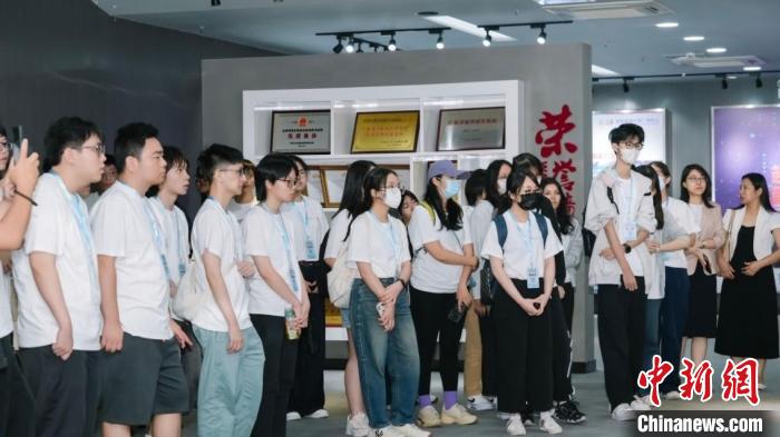 研学成员参观国家超级计算广州中心。