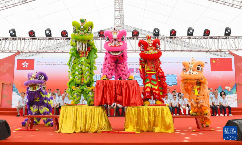 6月1日，演员在第三届“家乡市集嘉年华”开幕式上舞狮。