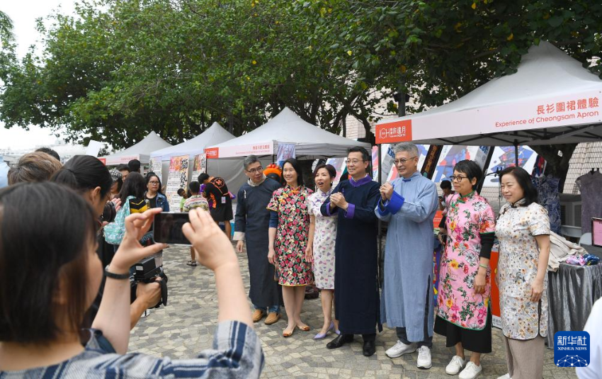 5月31日，在香港文化中心露天广场举行的“非遗嘉年华”上，人们身着旗袍长衫合影。