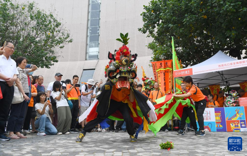 5月31日，演员在香港文化中心露天广场举行的“非遗嘉年华”上表演西贡坑口客家舞麒麟。