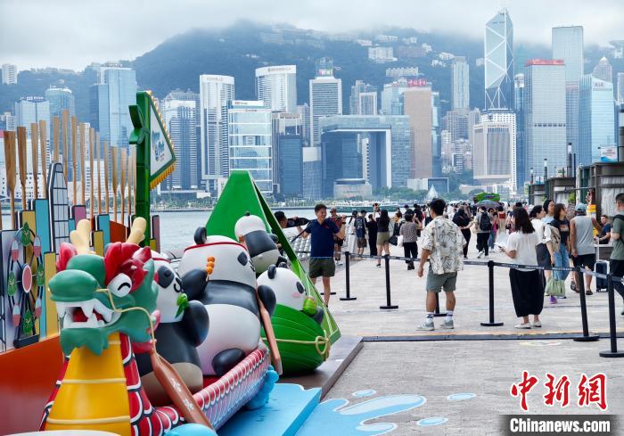6月2日是中国内地端午节假期最后一天，当天不少游客在香港尖沙咀星光大道一带观光。