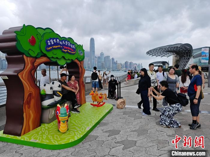 6月2日是中国内地端午节假期最后一天，当天不少游客在香港尖沙咀星光大道一带观光。