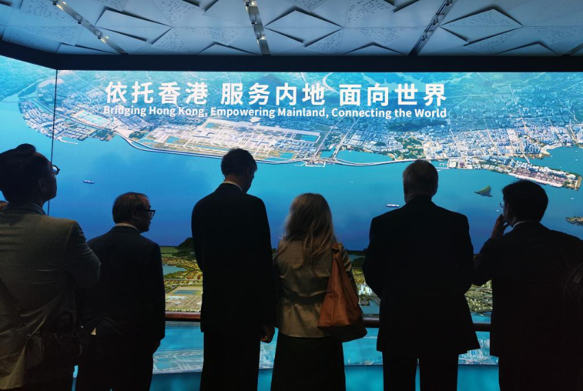 6月3日，外国驻港领团和商界参访团在深圳前海参观。