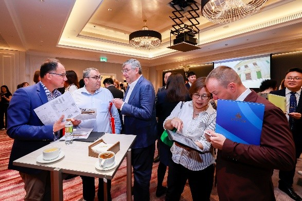 图为峰会的业界洽谈会，各方探讨合作商机。