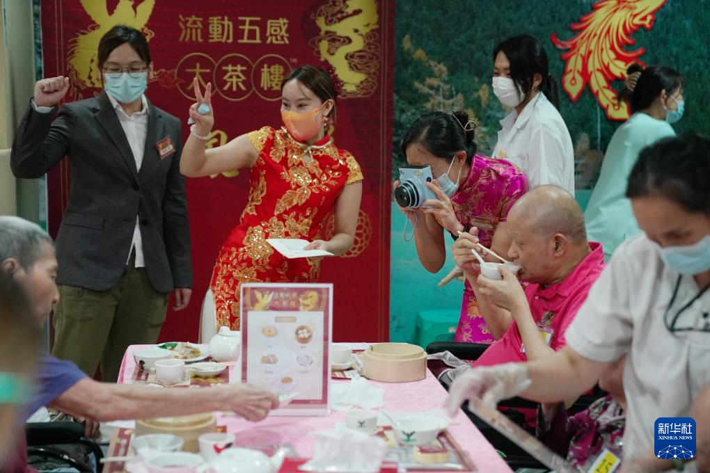 5月24日，在香港松悦园耆和护养院，香港乐龄社企“软餐侠”的职员们扮演成“茶楼”经理、厨师和接待员，为老人家提供沉浸式茶楼就餐体验。