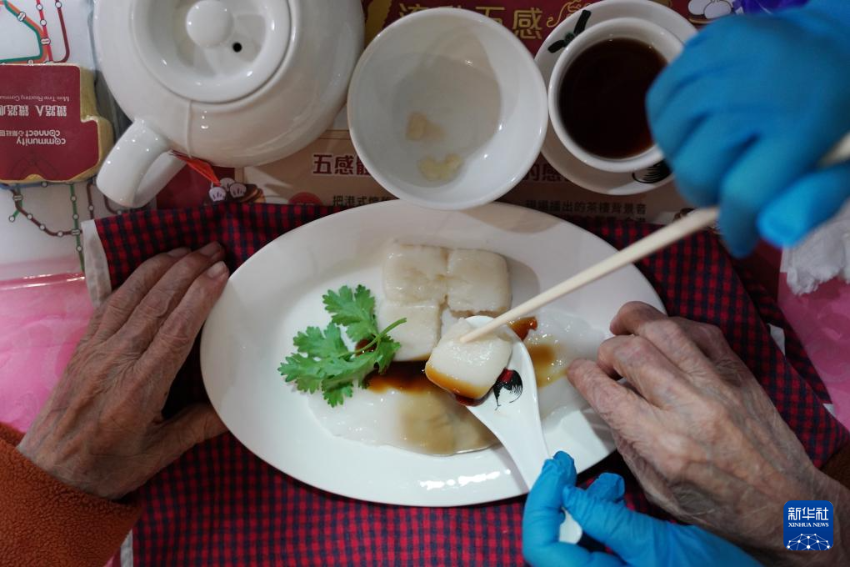 5月24日，在香港松悦园耆和护养院，老人家在进食软餐。