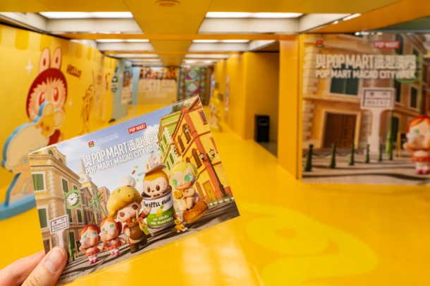 图为活动大本营POP STATION和明信片。