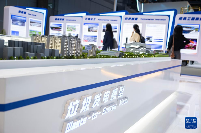 6月11日，与会者在第16届国际基础设施投资与建设高峰论坛暨展览上参观。