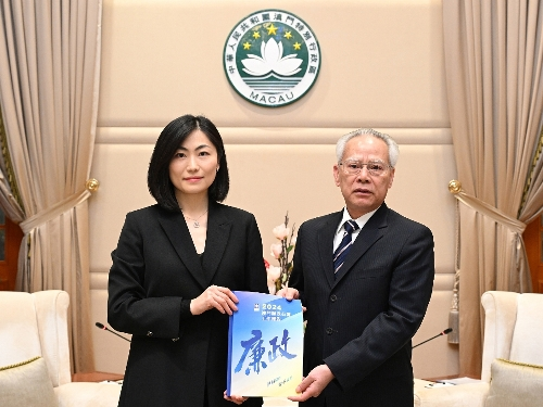 图为廉政专员欧阳湘向行政长官岑浩辉提交《2024澳门廉政公署工作报告》。