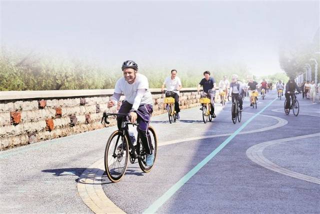 外国游客组成骑行队伍从西湾红树林公园红树林广场出发，骑行游玩深圳。深圳报业集团记者 宋璐 摄