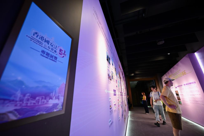 6月12日，观众在香港历史博物馆国家安全展览厅观看香港国安法公布实施五周年专题展览。