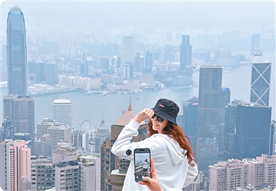 游客在香港太平山顶狮子亭拍照。