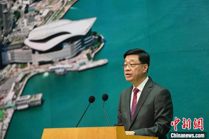 6月17日，香港特区行政长官李家超出席行政会议前会见媒体。