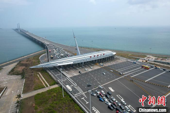 6月11日，香港特区政府运输及物流局局长陈美宝表示，今年5月日均约6000辆次香港私家车按“港车北上”经港珠澳大桥前往内地。图为2024年3月，广东珠海，港澳车辆经港珠澳大桥抵达港珠澳大桥珠海公路口岸。(无人机照片) 