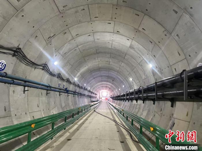 近日，广州白云国际机场三期扩建工程2号下穿通道双线隧道贯通。