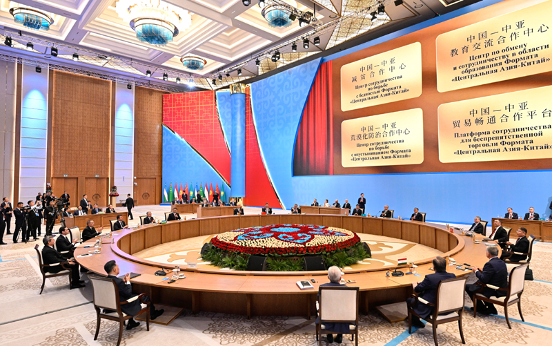 当地时间6月17日下午，第二届中国－中亚峰会在阿斯塔纳独立宫举行。哈萨克斯坦总统托卡耶夫主持会议。中国国家主席习近平、吉尔吉斯斯坦总统扎帕罗夫、塔吉克斯坦总统拉赫蒙、土库曼斯坦总统别尔德穆哈梅多夫、乌兹别克斯坦总统米尔济约耶夫出席。这是习近平同中亚五国元首共同出席中国—中亚减贫合作中心、教育交流合作中心、荒漠化防治合作中心和贸易畅通合作平台揭牌仪式。图片来源：新华网