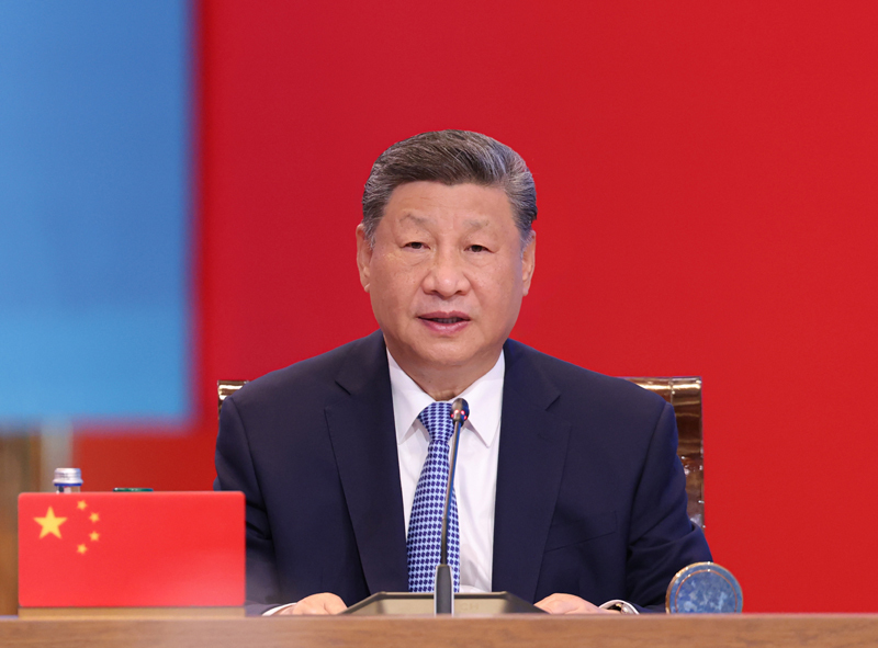 当地时间6月17日下午，第二届中国－中亚峰会在阿斯塔纳独立宫举行。哈萨克斯坦总统托卡耶夫主持会议。中国国家主席习近平、吉尔吉斯斯坦总统扎帕罗夫、塔吉克斯坦总统拉赫蒙、土库曼斯坦总统别尔德穆哈梅多夫、乌兹别克斯坦总统米尔济约耶夫出席。这是习近平发表题为《弘扬“中国—中亚精神”?推动地区合作高质量发展》的主旨发言。图片来源：新华网