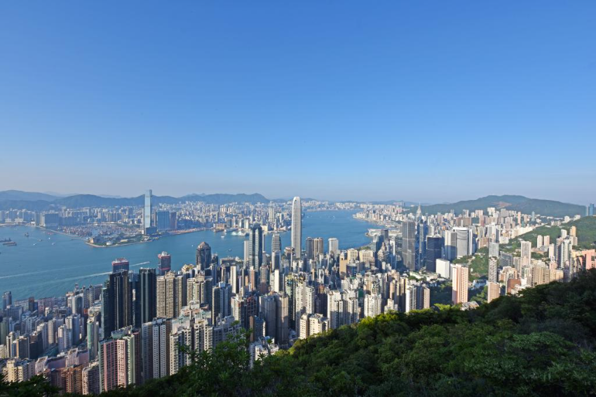 这是5月12日拍摄的香港维多利亚港两岸风光。