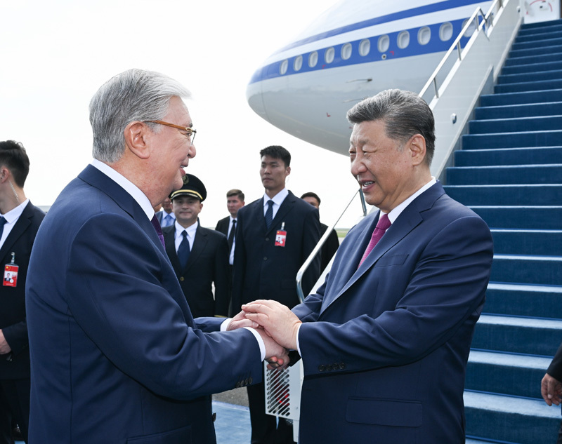 当地时间6月18日上午，国家主席习近平结束出席第二届中国—中亚峰会返回北京。离开阿斯塔纳时，哈萨克斯坦总统托卡耶夫率高级官员到机场送行。图片来源：新华网