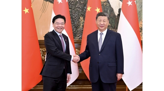 习近平会见新加坡总理黄循财