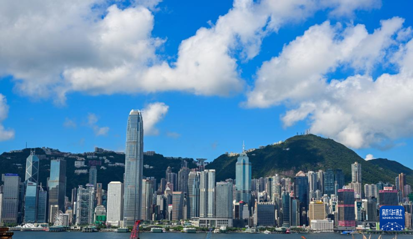 这是6月25日拍摄的香港岛的建筑群。