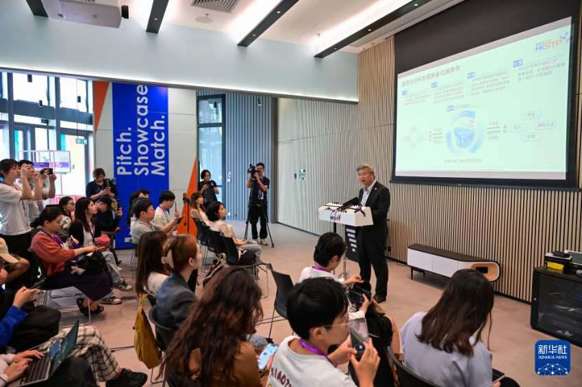 6月24日，香港科技园公司初创企业生态圈培育及发展总监粘清泽向采访团成员介绍情况。