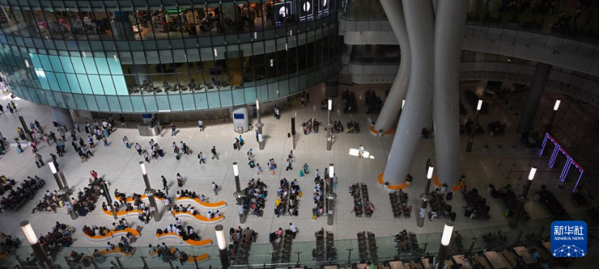 6月25日，旅客在香港西九龙站候车。