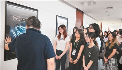 图为活动开幕式后，港澳大学生参观中国对外文化集团总部办公区。