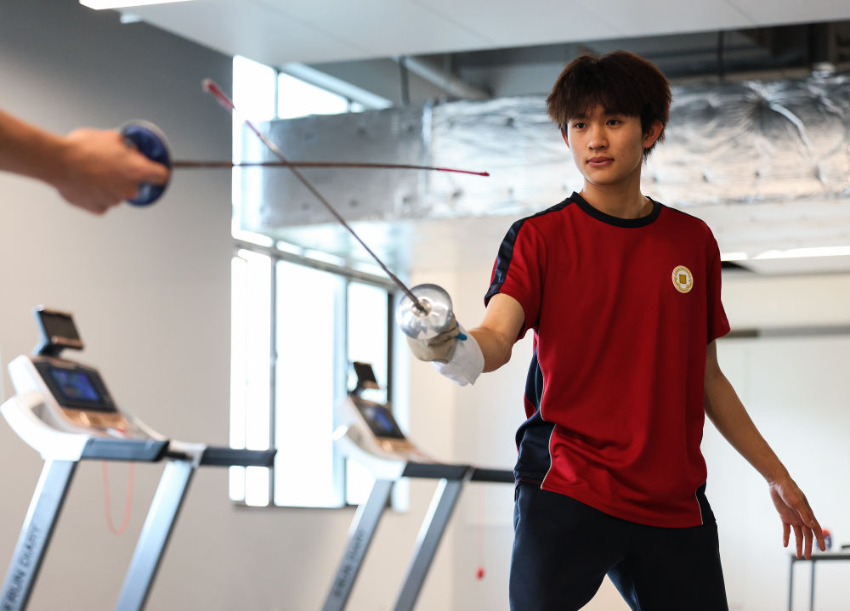 ↑图为广州市中黄港澳子弟学校港籍学生张嗣涛进行击剑训练（6月19日摄）。