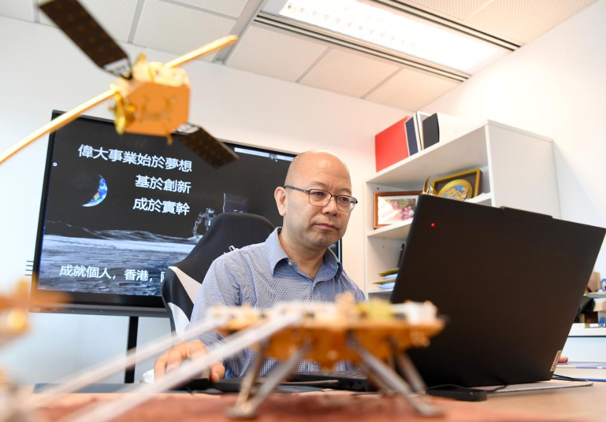 6月19日，香港太空机械人与能源中心联合主任于宏宇教授在办公室里工作。