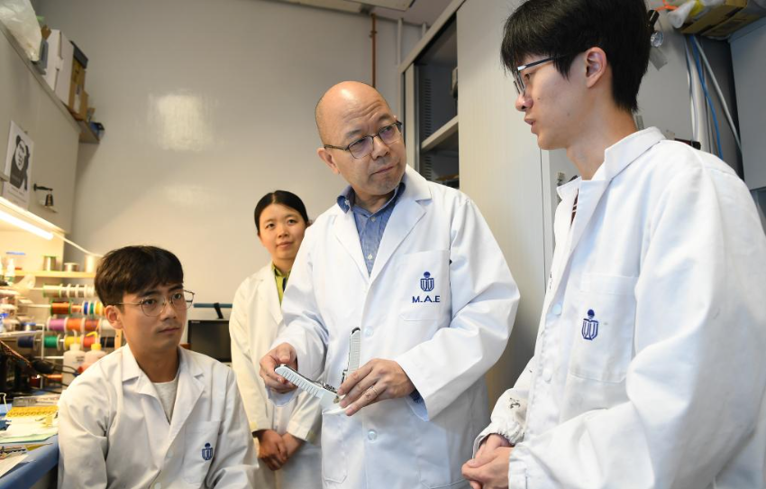 6月19日，香港太空机械人与能源中心联合主任于宏宇教授（右二）在实验室与团队成员交流。