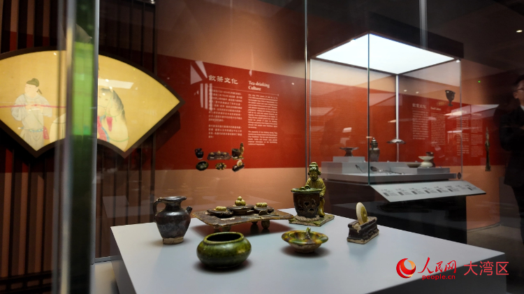 重现“茶圣”陆羽形象的三彩茶具及坐俑模型。