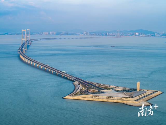 深中通道西人工岛将开放旅游，旅客可参观大湾区跨江通道科普基地