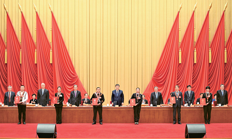 2024年9月27日，全国民族团结进步表彰大会在北京举行。这是习近平等为受表彰的模范个人和模范集体代表颁奖。图片来源：新华网