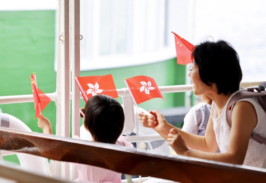 7月1日，在具有百年历史的香港天星小轮上，人们享受免费乘坐来往维港两岸。