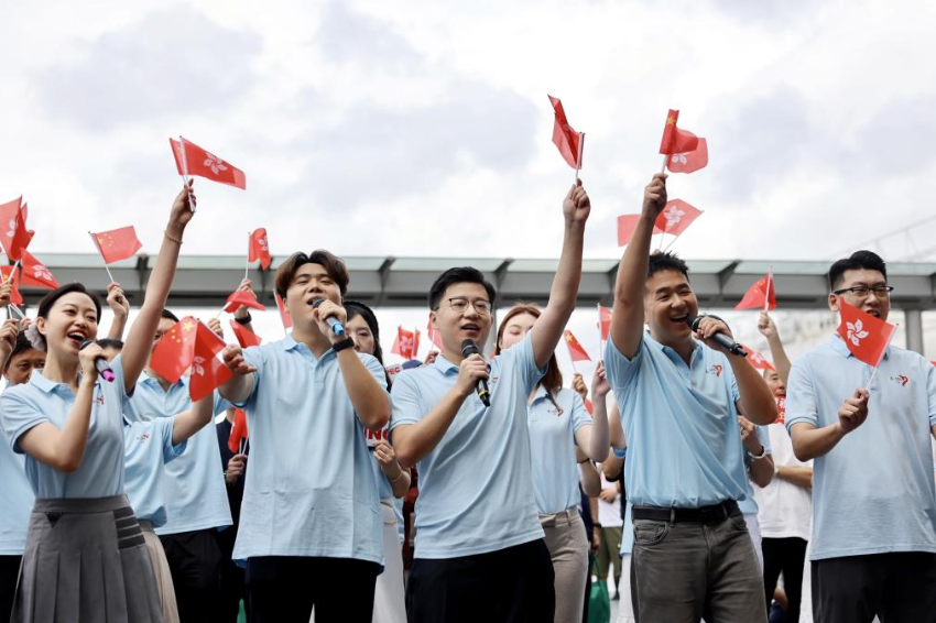 7月1日，在香港尖沙咀码头广场，一场爱国歌曲快闪合唱活动吸引众多市民驻足聆听。